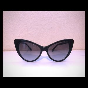 TOM FORD cat eye sunglasses with case